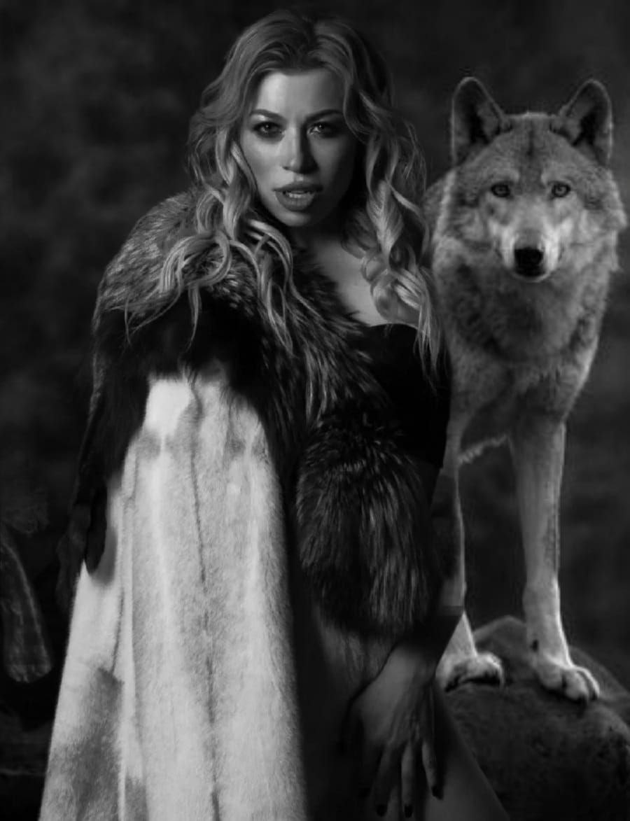 Ксения с волком