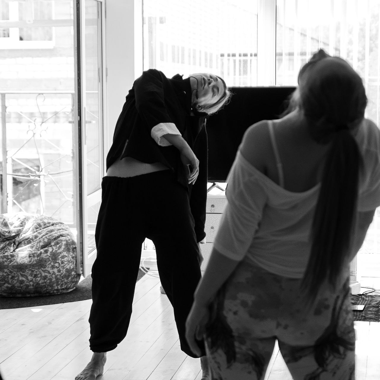 Телесная практика на коврике с мягким светом