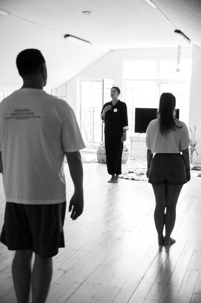 Ведущая направляет практику в кругу участников