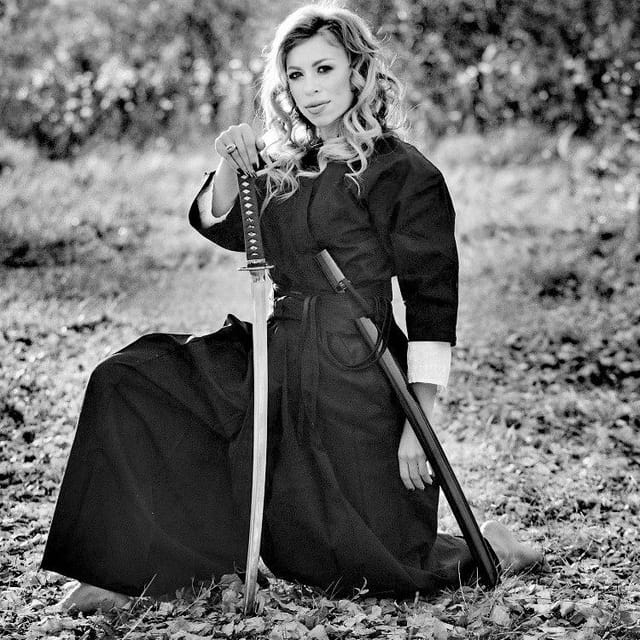 Дети практикуют мягкий комплекс цигун